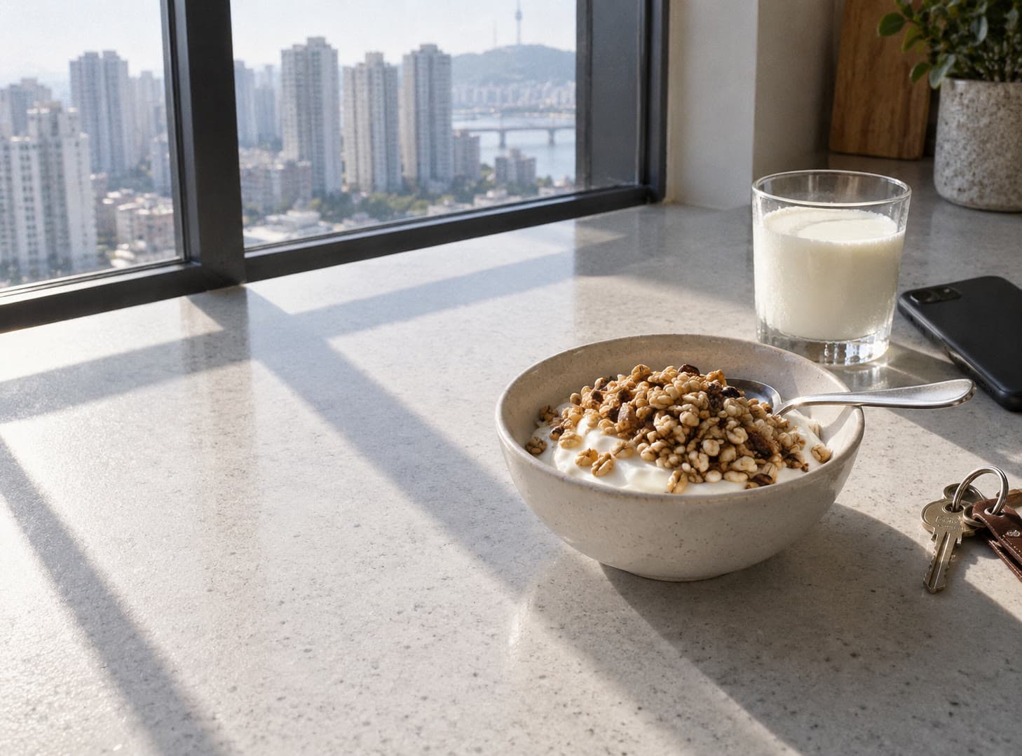 아침 햇빛이 드는 부엌 창가, 크런치를 올린 요거트 한 그릇과 우유 한 잔